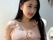 挺拔粉嫩的大奶子可愛超清純美少女直播